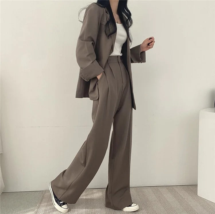 Eleganter Blazer und gerade geschnittene Hose für Damen - Image 24