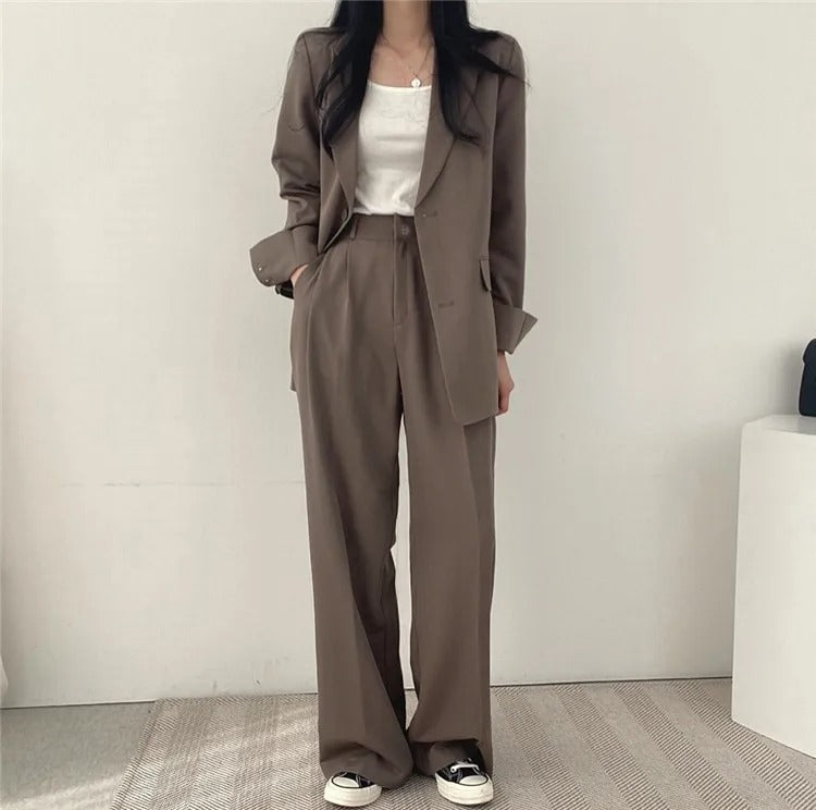 Eleganter Blazer und gerade geschnittene Hose für Damen - Image 25