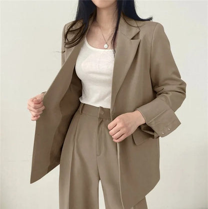 Eleganter Blazer und gerade geschnittene Hose für Damen - Image 14